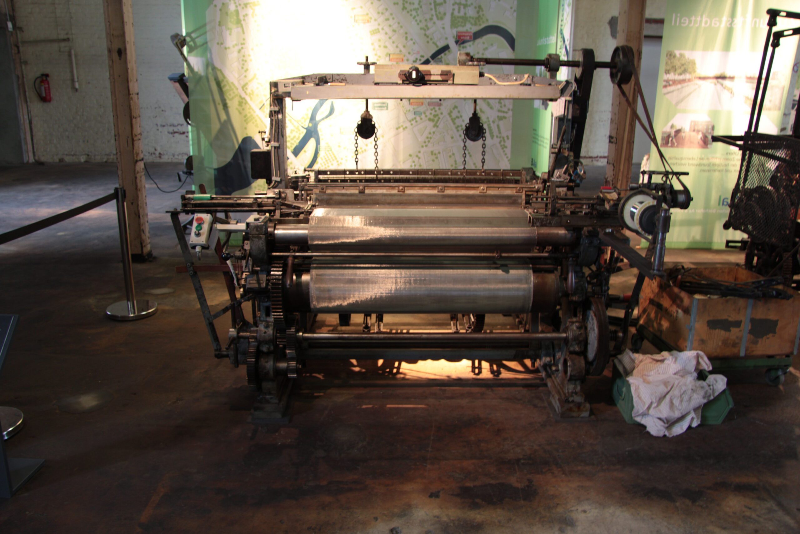 Wire weaving loom