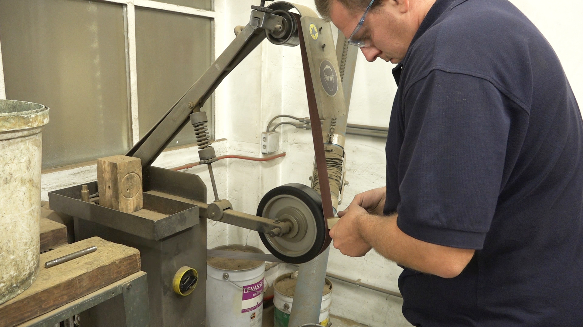 Abrasive belt with the fan