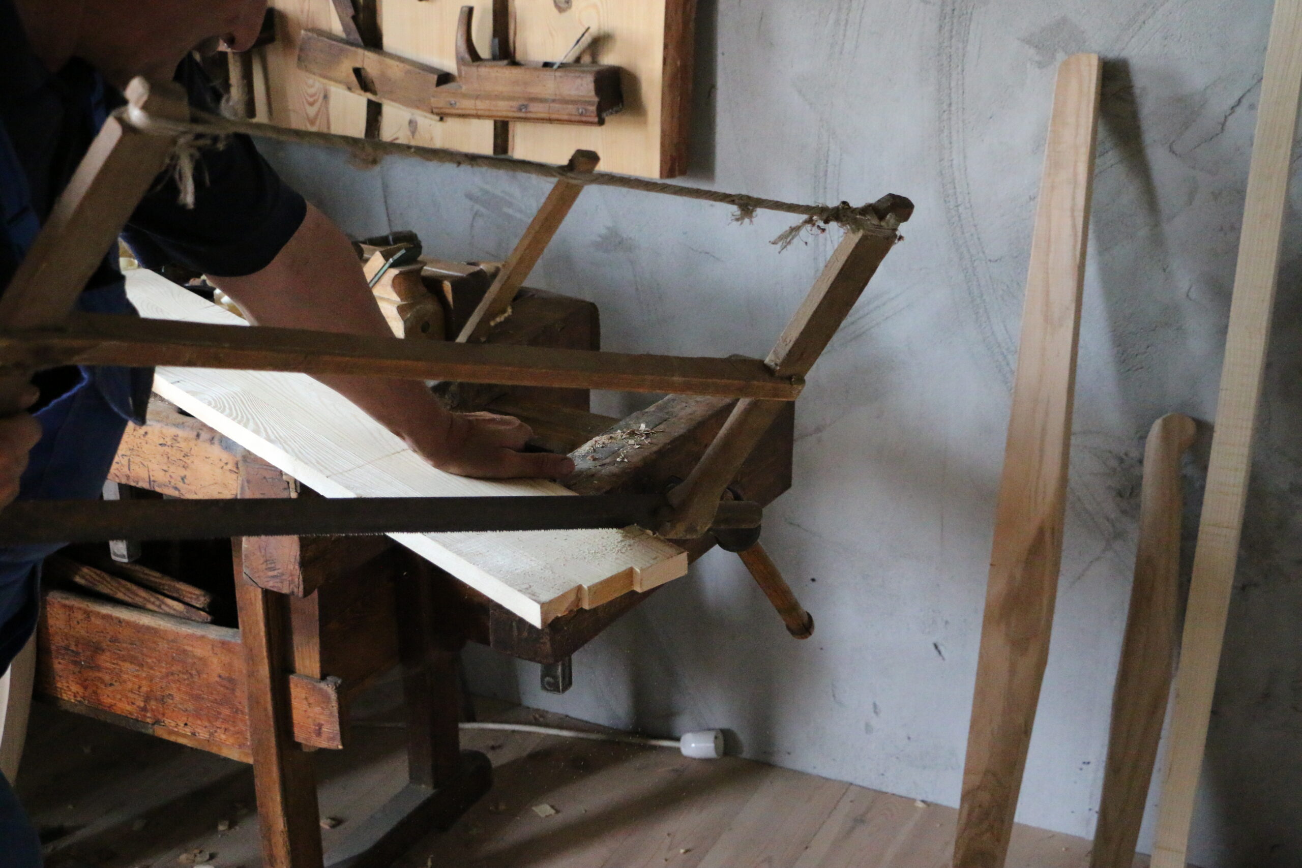 Wheelwright: wood saw