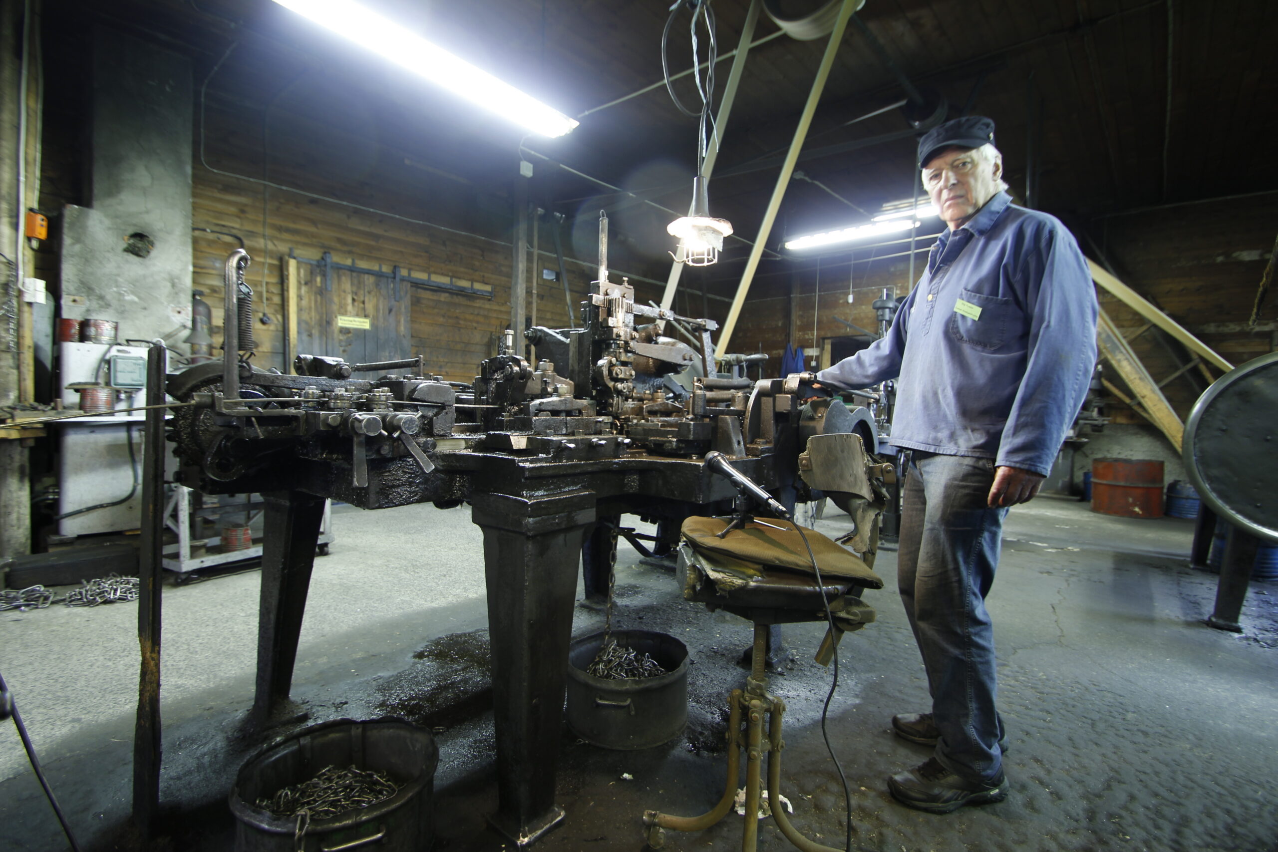 Automatic chain making machine