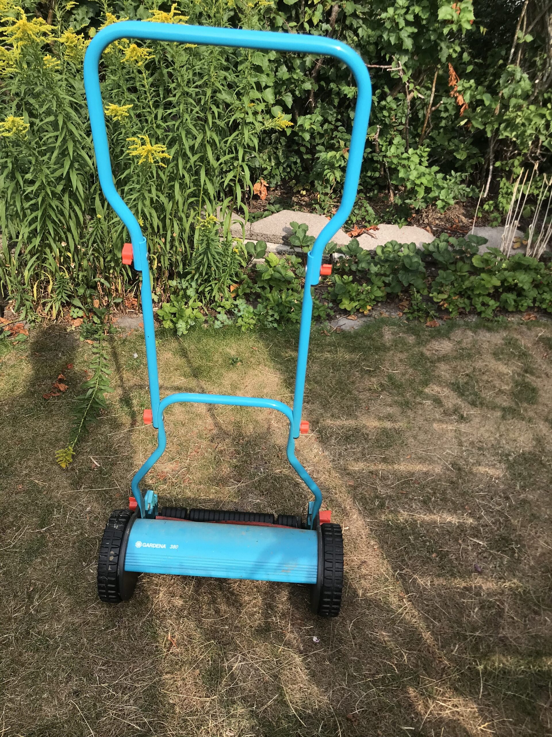 Handheld lawn mower