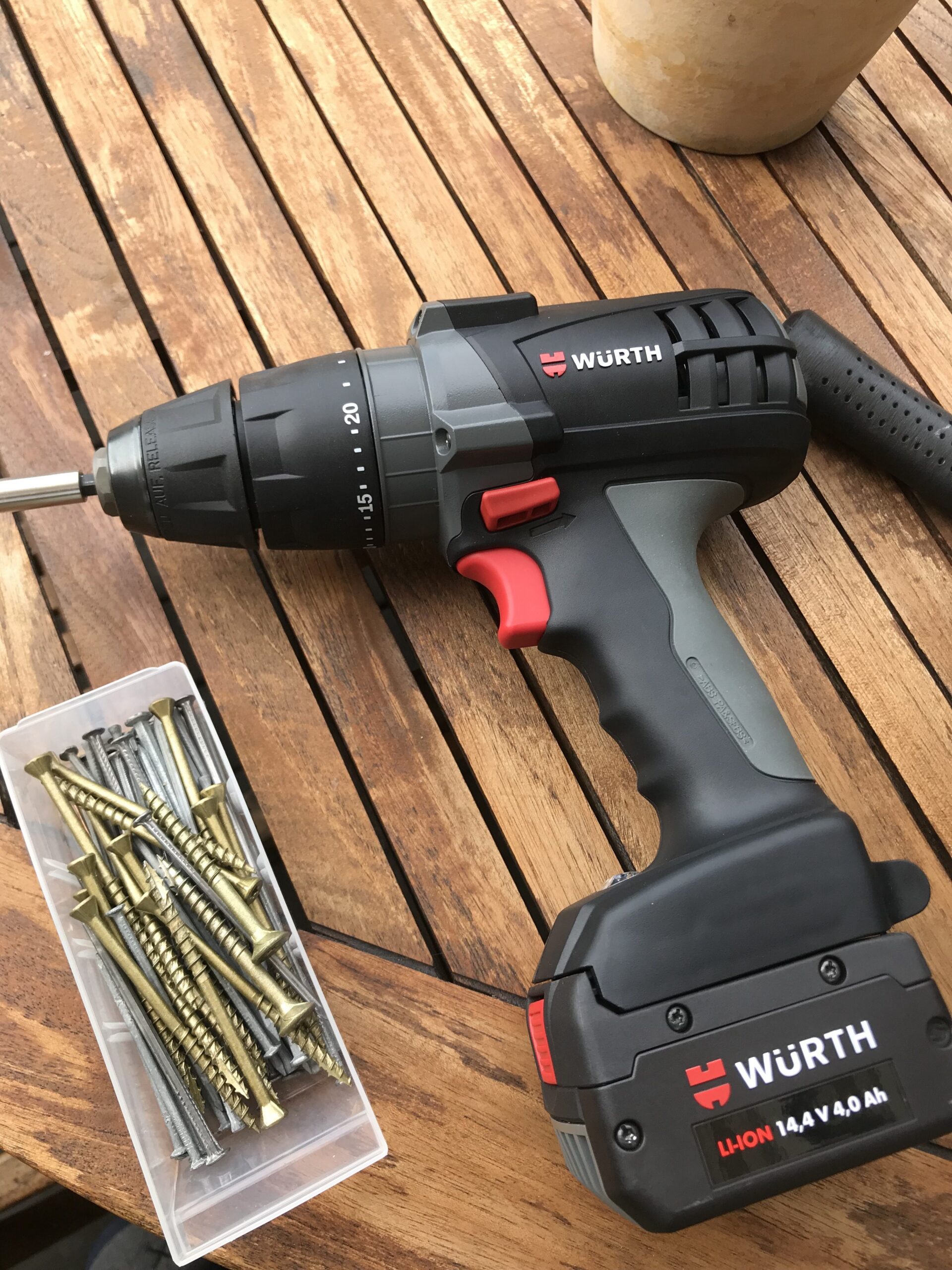 Screwing gun