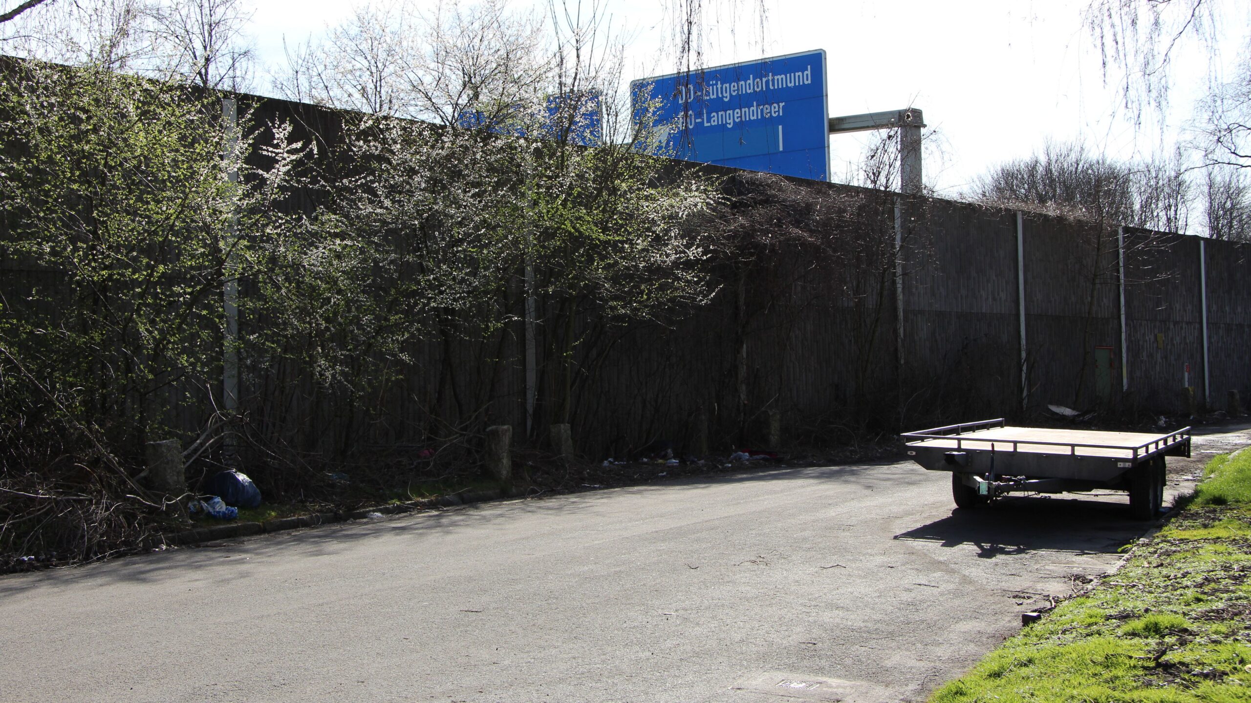 Motorway A40: behind a noise barrier