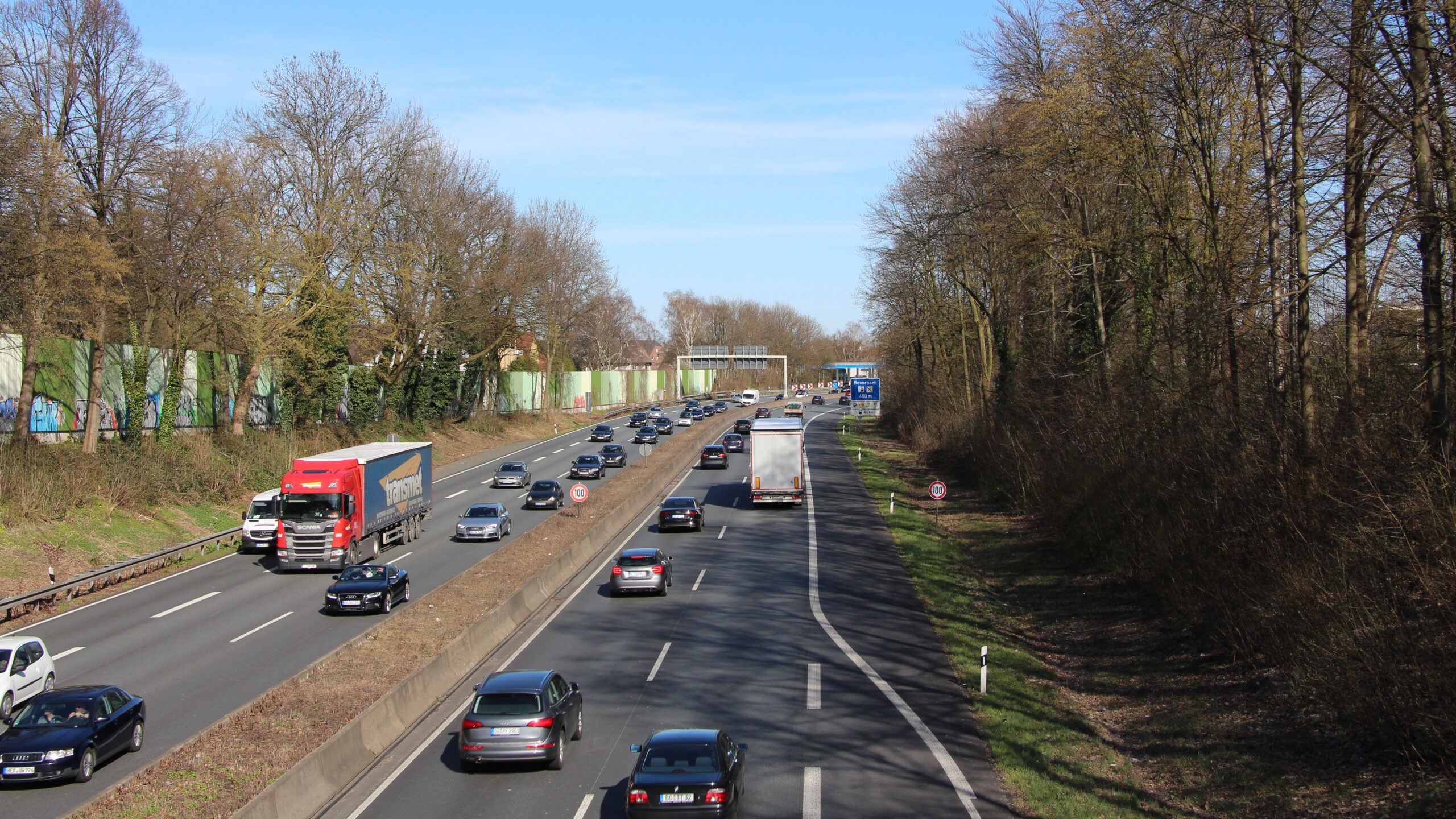 Motorway A40: on bridge above the traffic