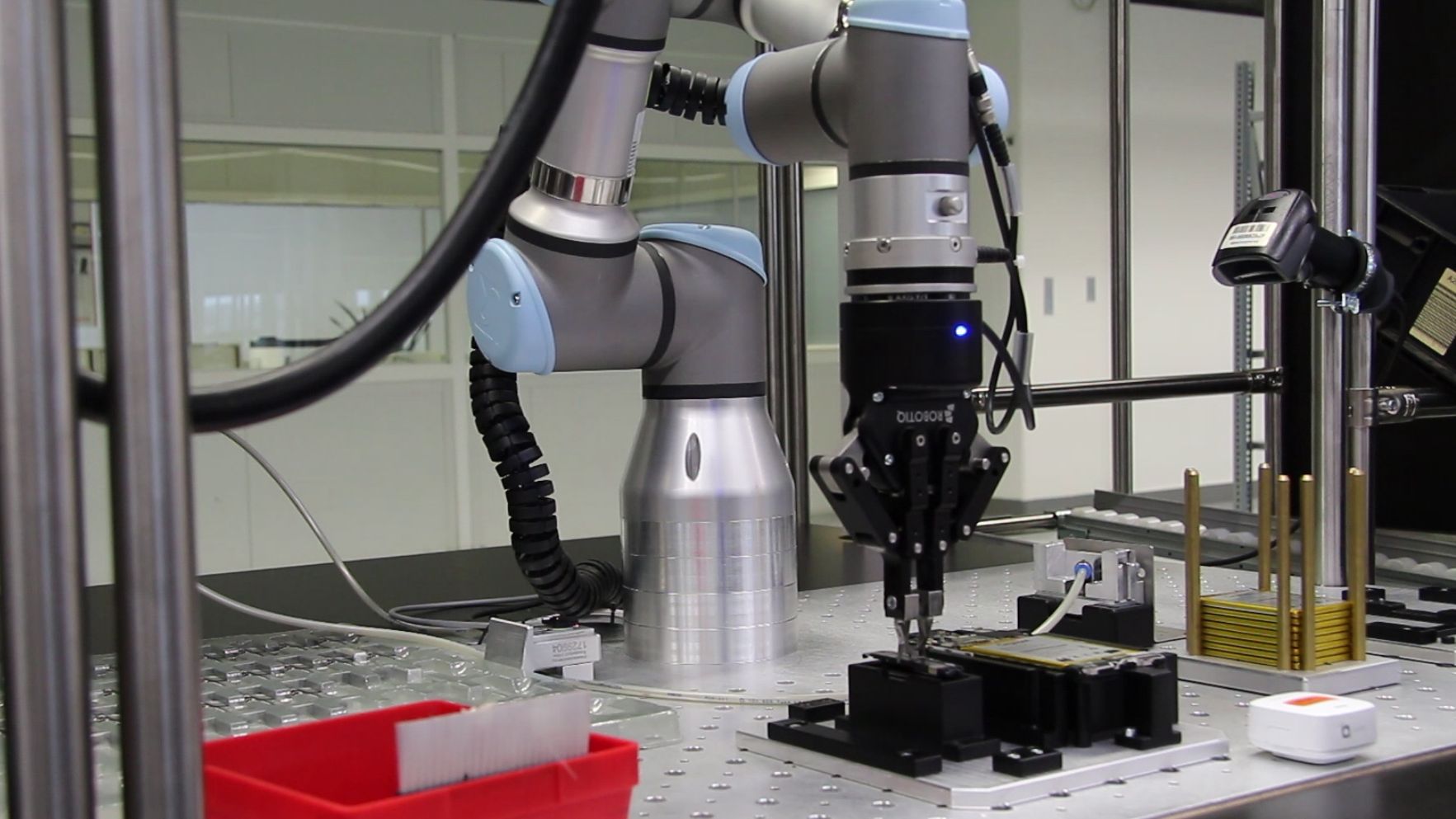 Gigaset Smartphone Production II Connecting the Mainboard and the