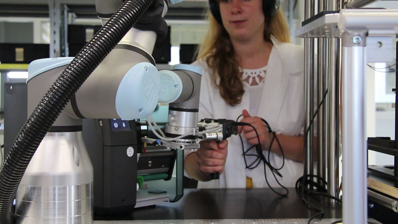 Gigaset Smartphone Production V: Attaching the Label