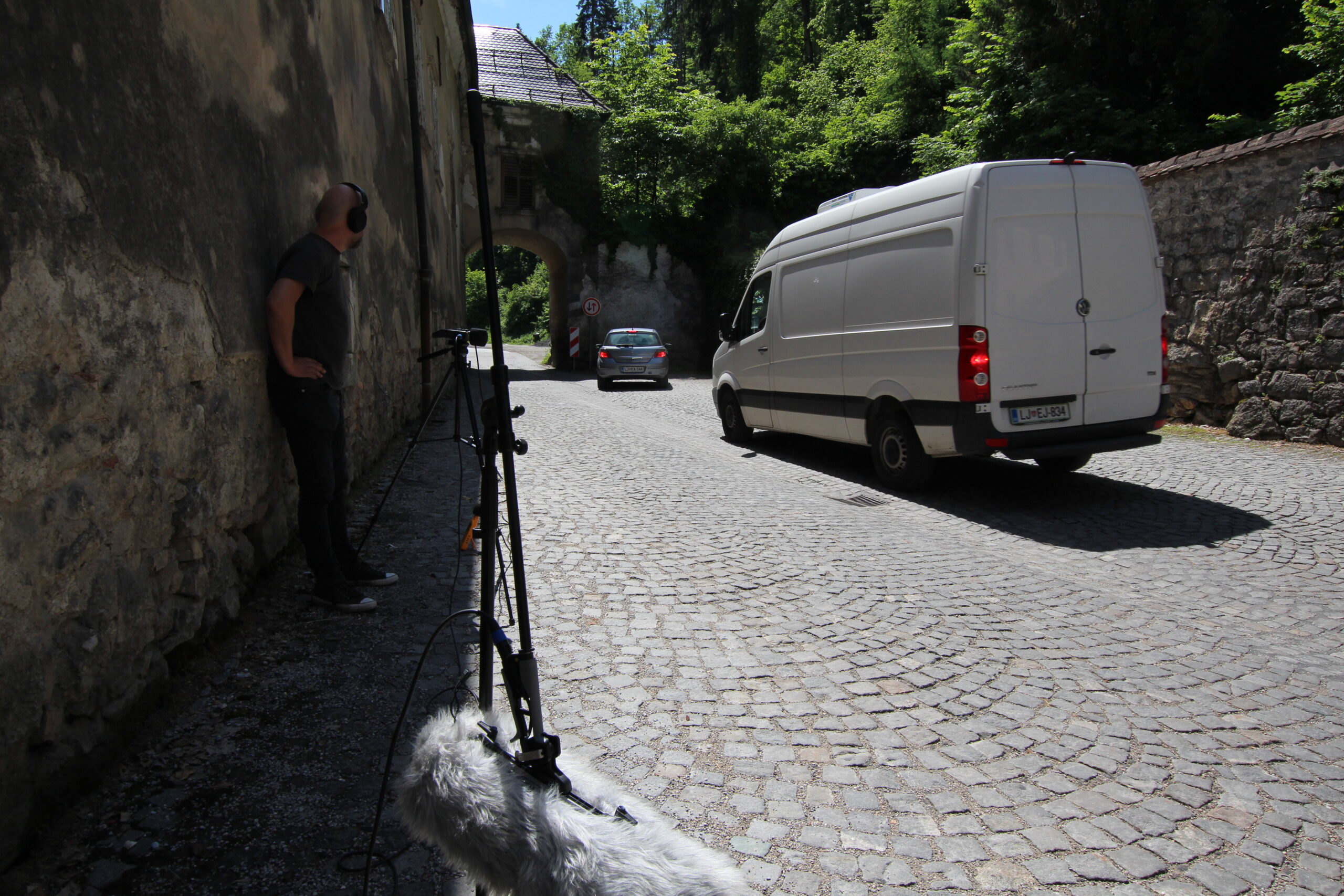 Road traffic – cobblestone road