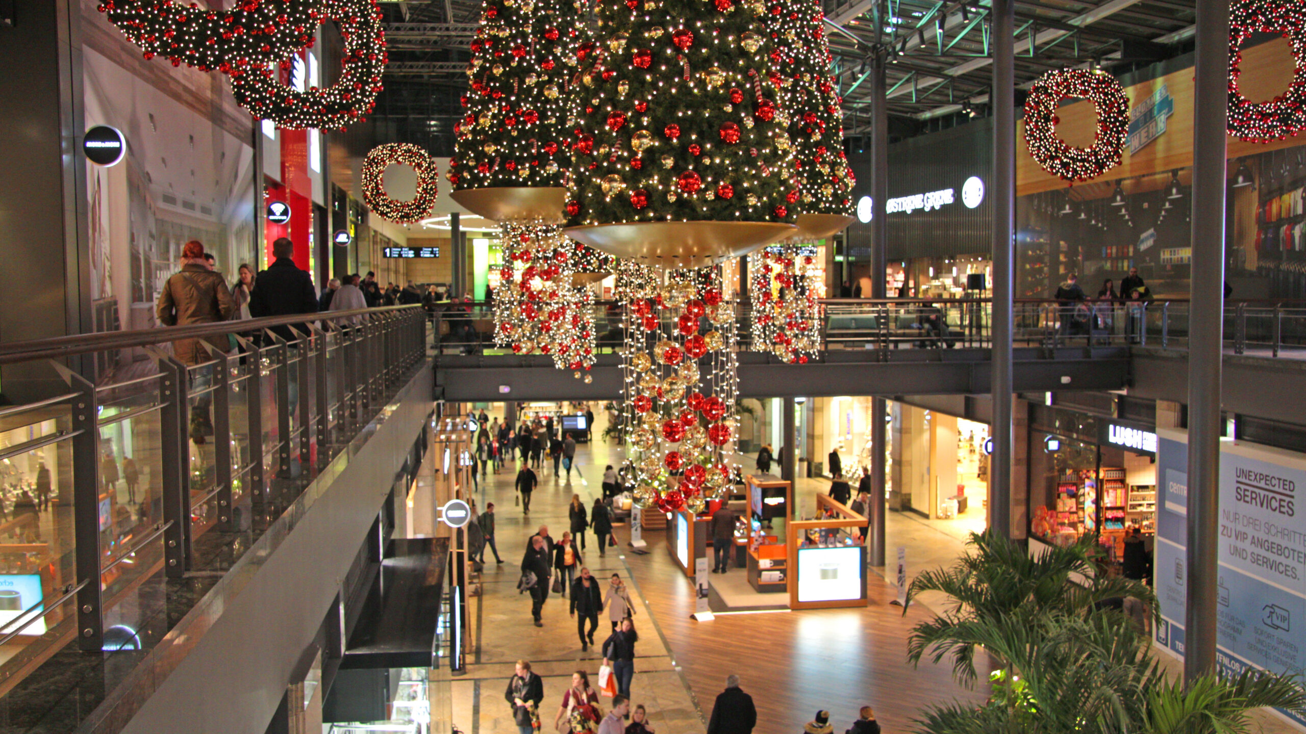CentrO Oberhausen at Christmas Time I – Soundwalk from Food Hall “CocaCola Oase” to Entrance at “Platz der Guten Hoffnung”