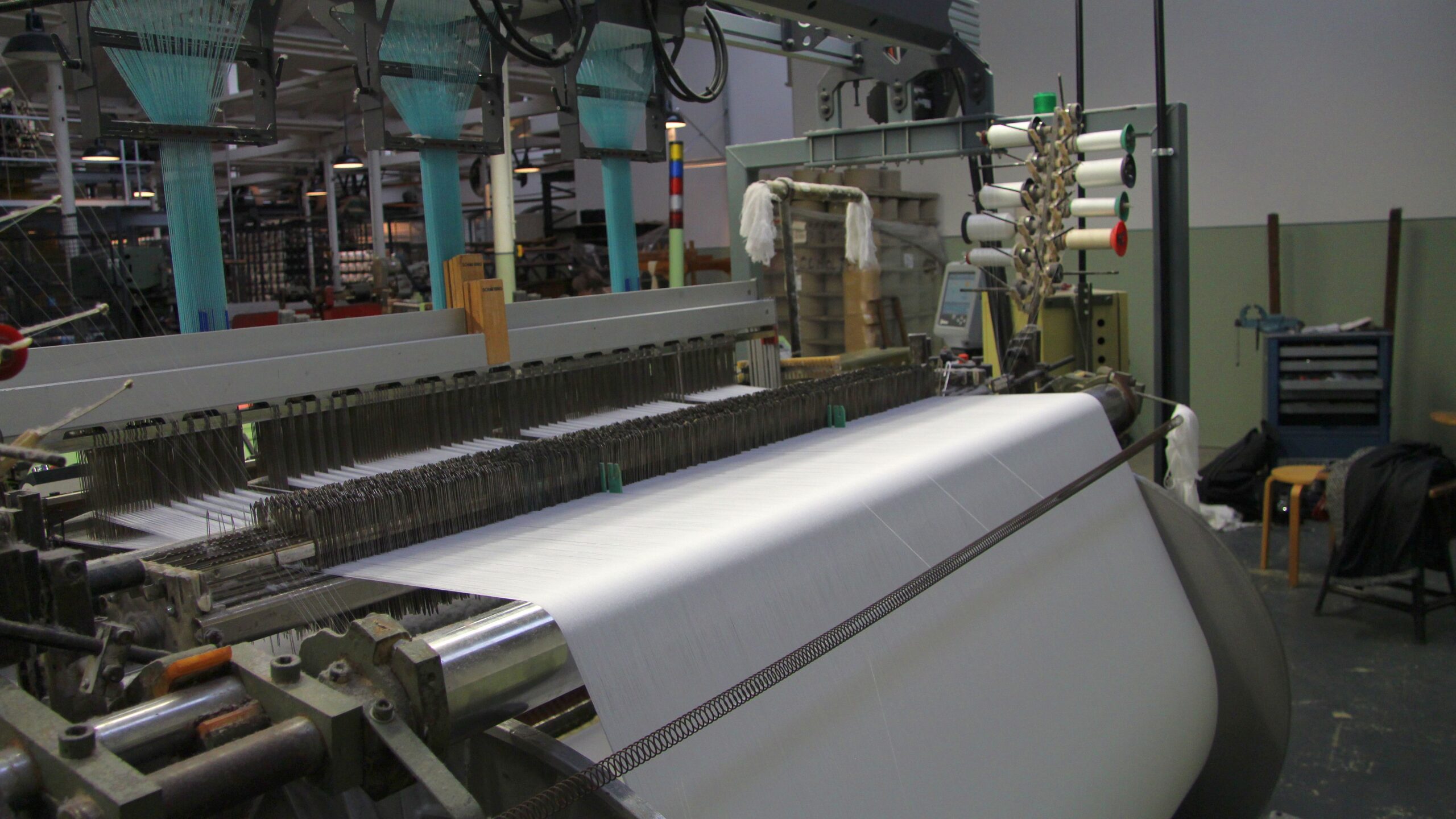 Rapier Rod Weaving Machine Saurer 400 with digital Jacquard Machine III: Backsite with Warp Stop Motion