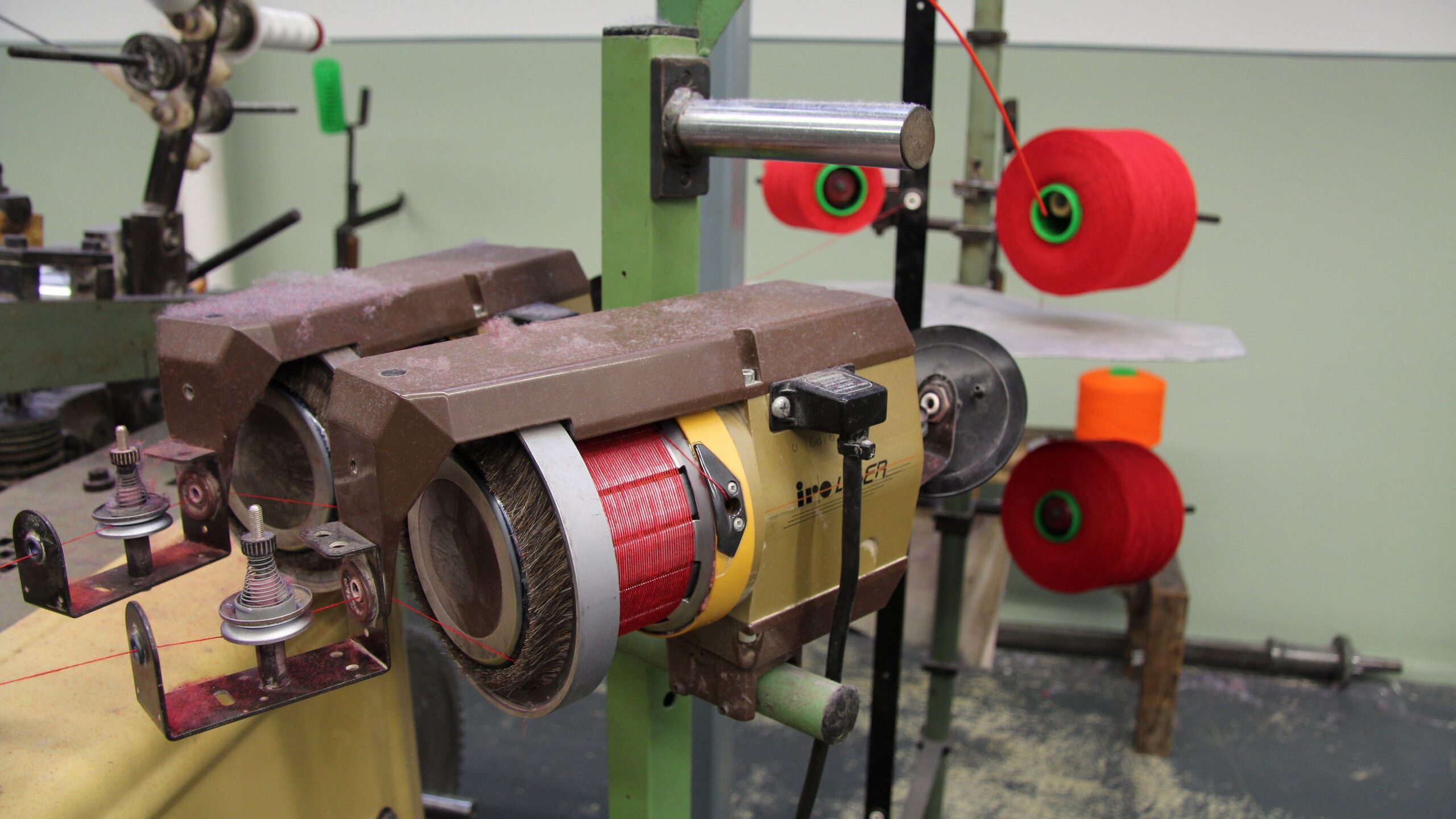 Rapier Rod Weaving Machine Saurer 400 with digital Jacquard Machine IV: Automatic Yarn Supply