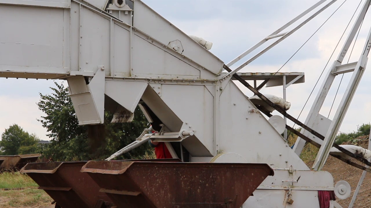 Bucket-Chain Dredger IV – Material Collection