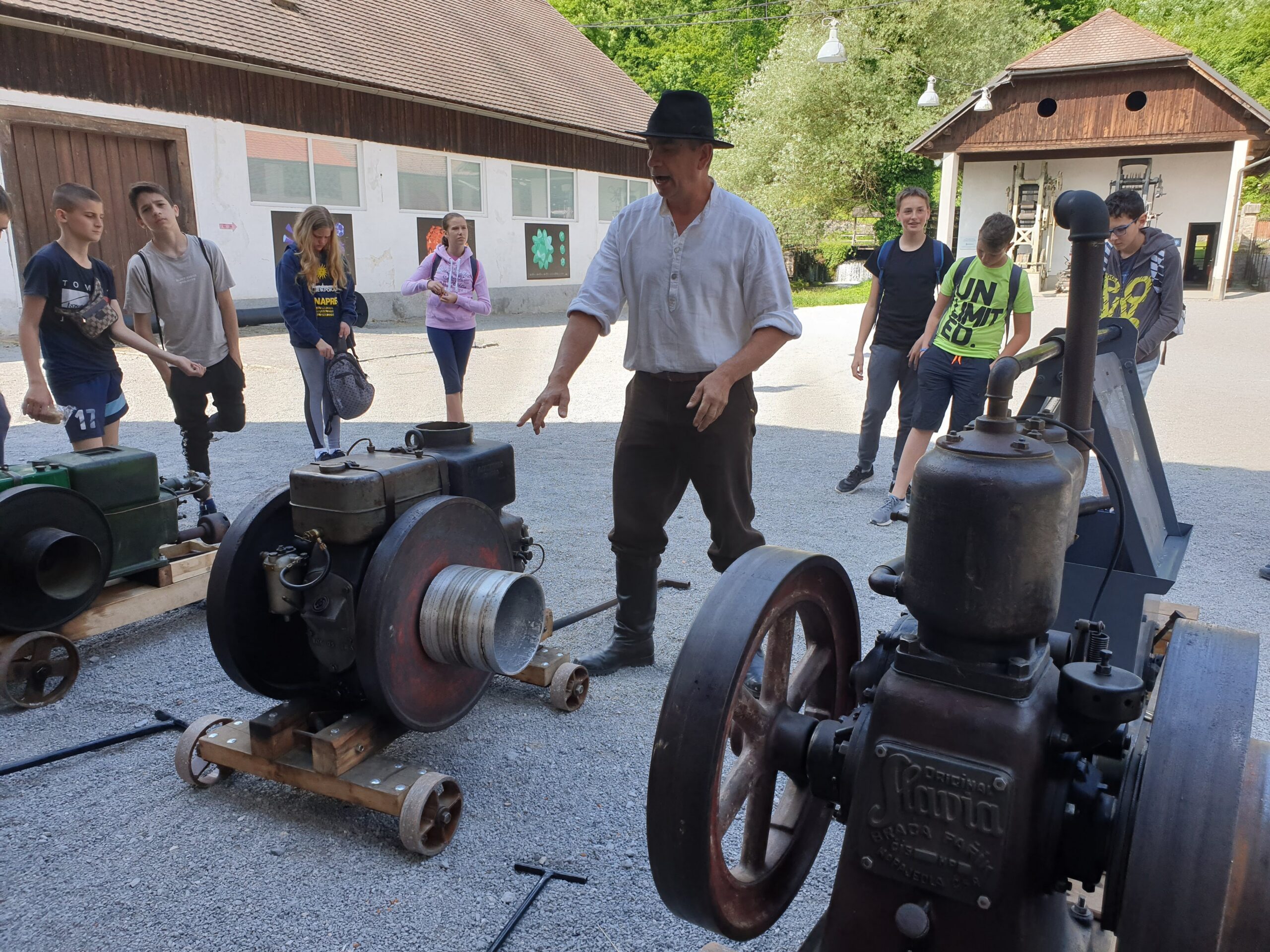 Motor-powered Past, Stationary engine (petrol-kerosene)
