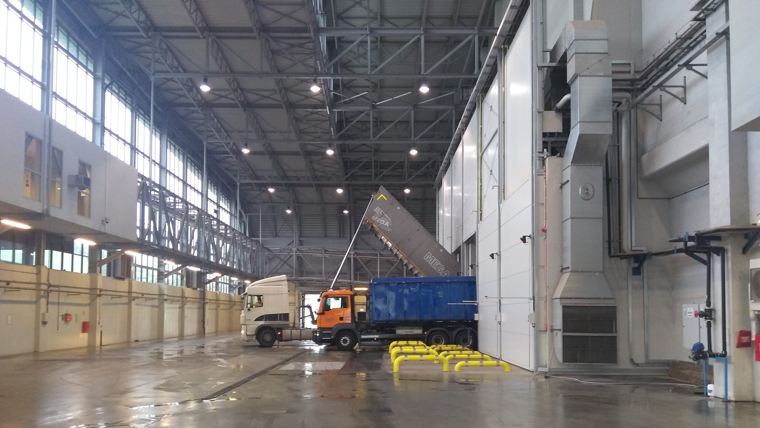 The Thermal Waste Conversion Plant (1): unloading garbage trucks
