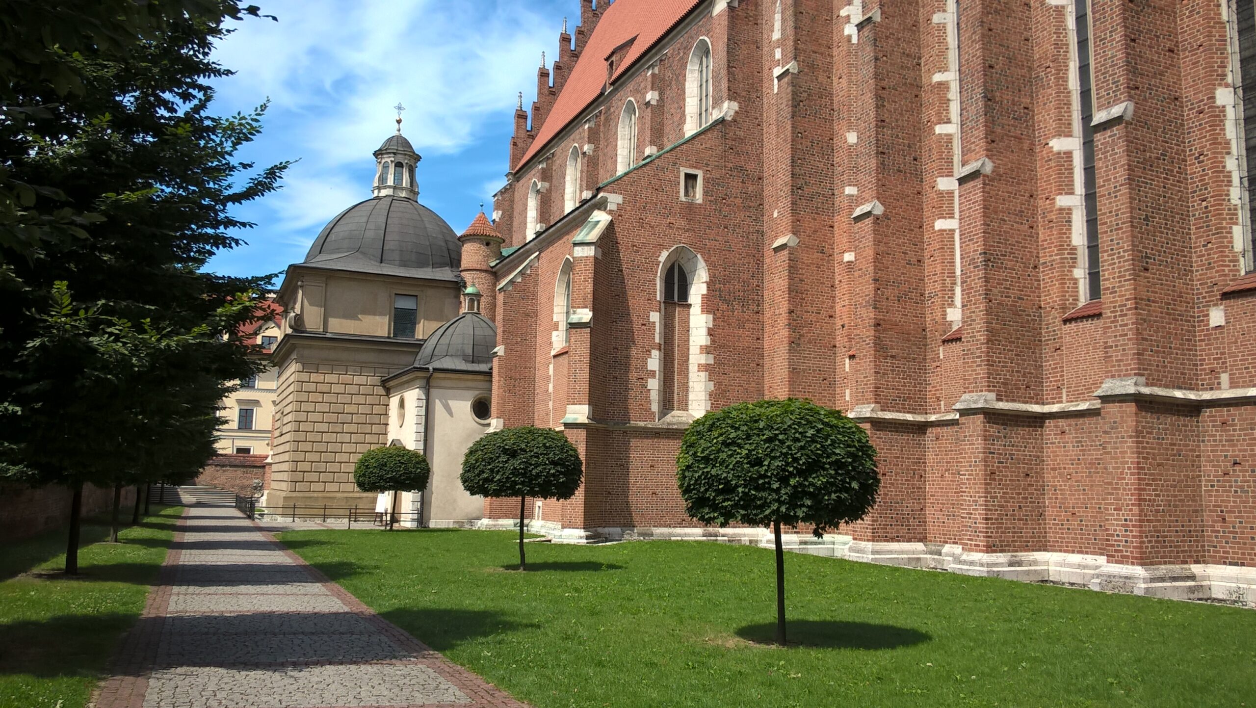 Square in front of the Corpus Christi church (from at ulica sw. Wawrzynca)