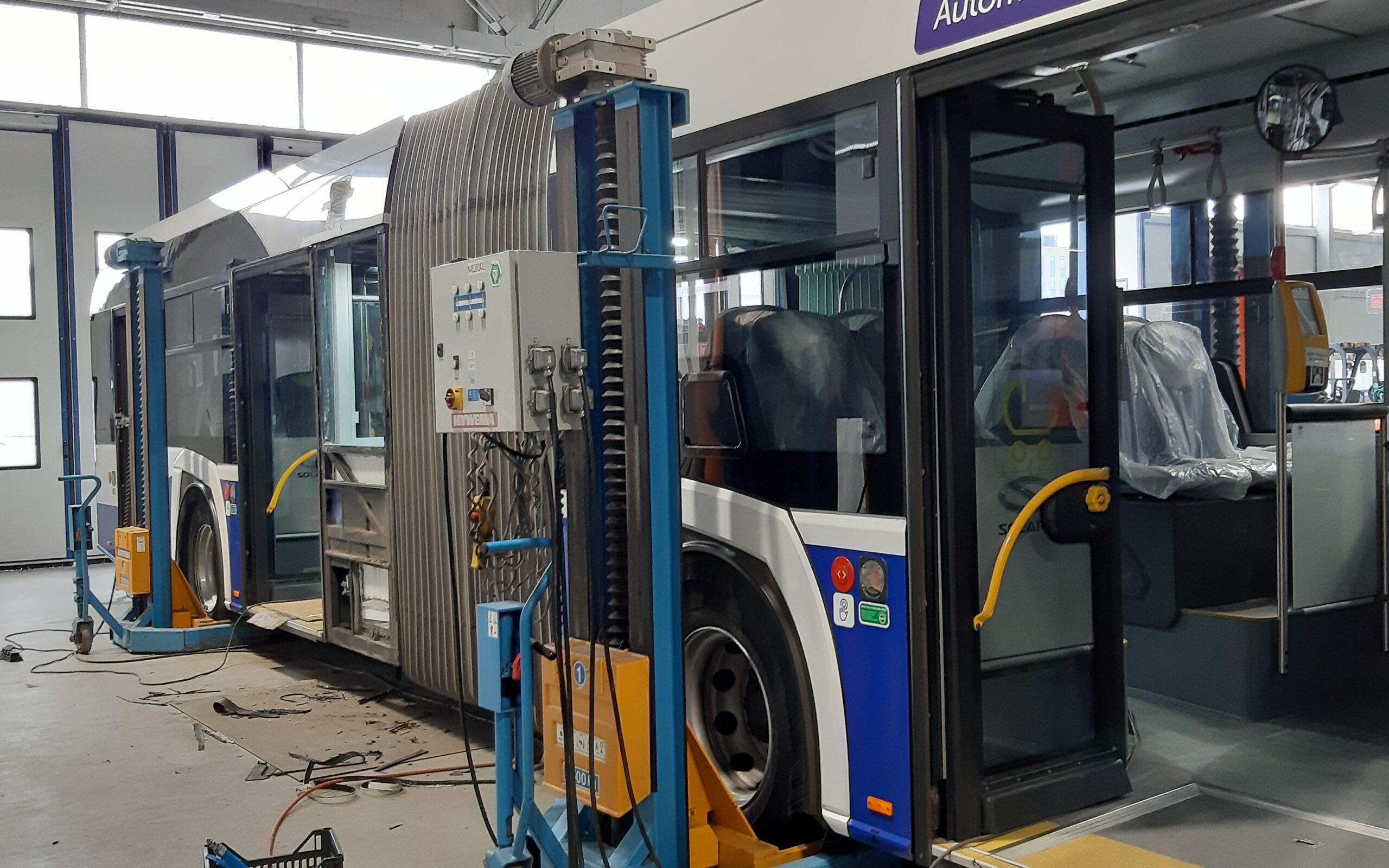 Wola Duchacka bus depot - floor polishing