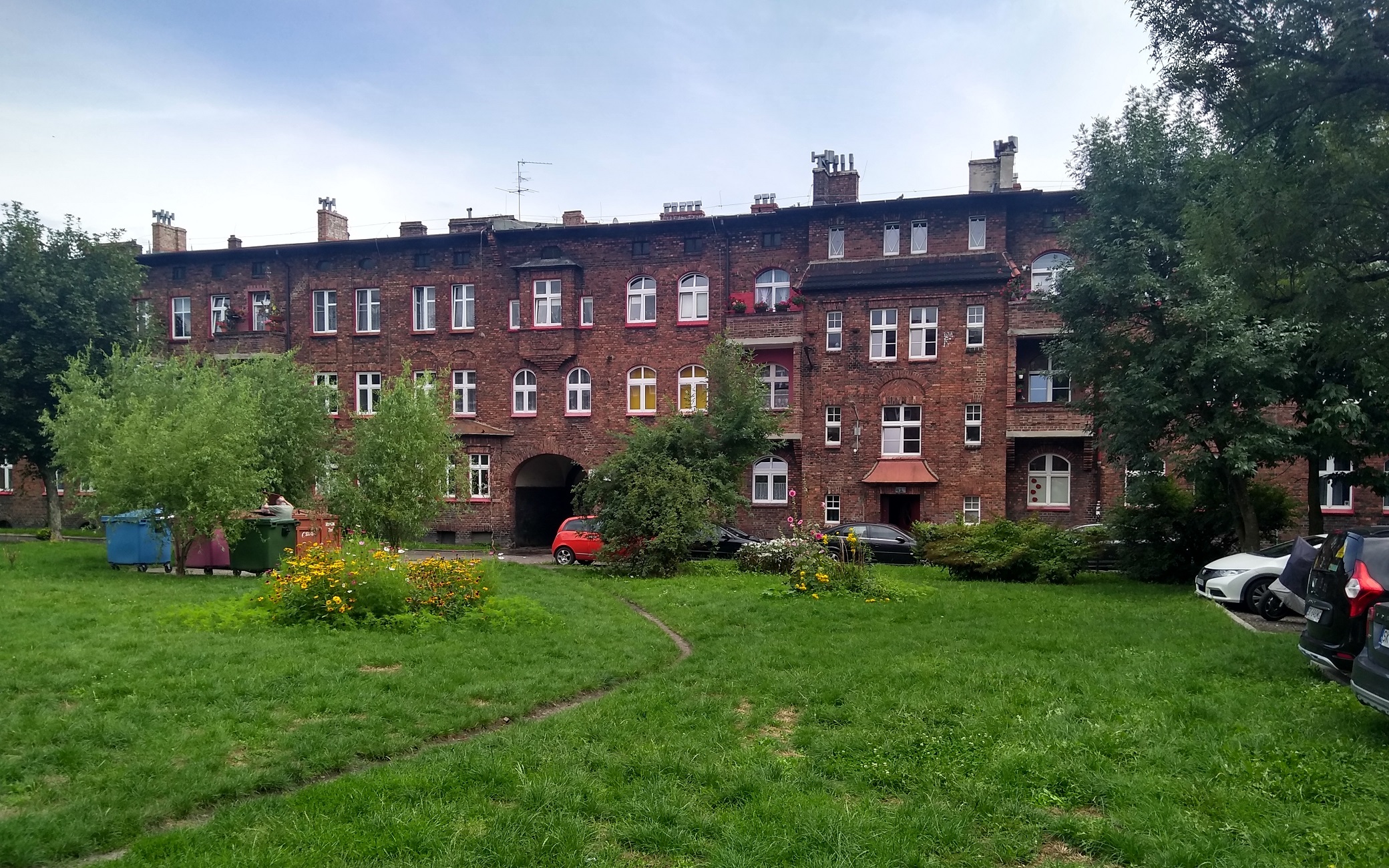 Nikiszowiec Housing Estate – a courtyard, part 1 (binaural)