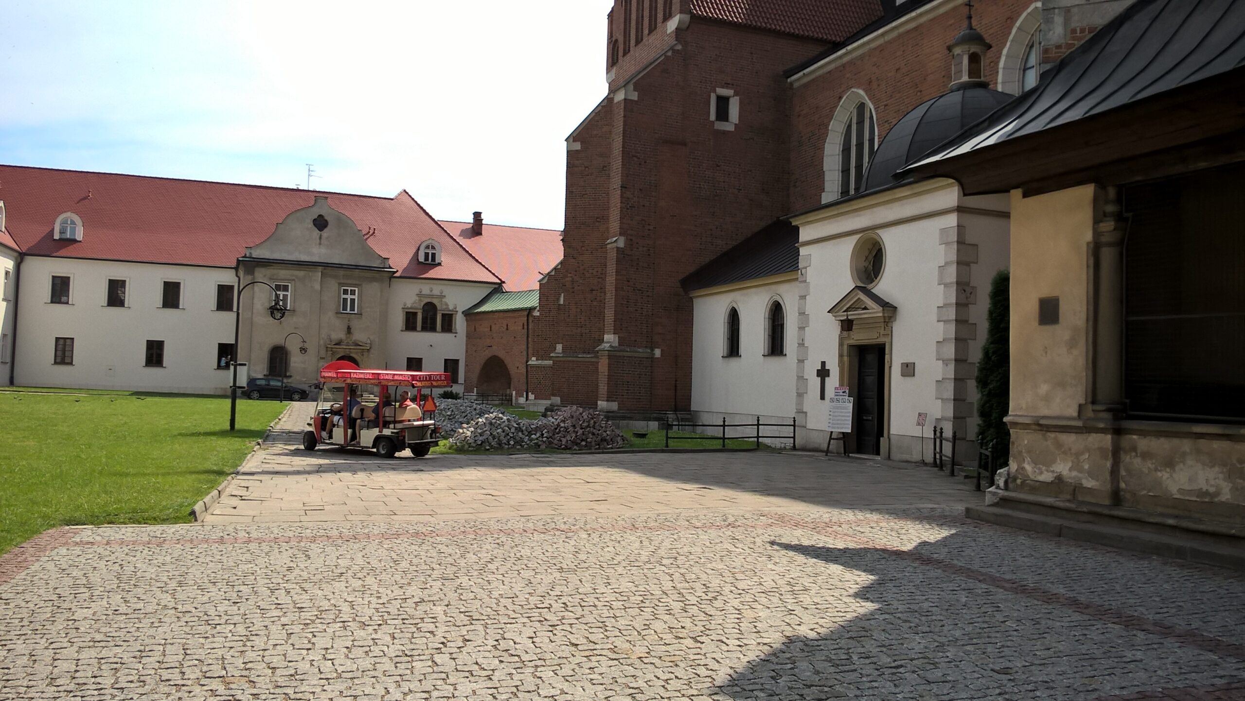 Square in front of the Corpus Christi church (from ulica Bozego Ciala)