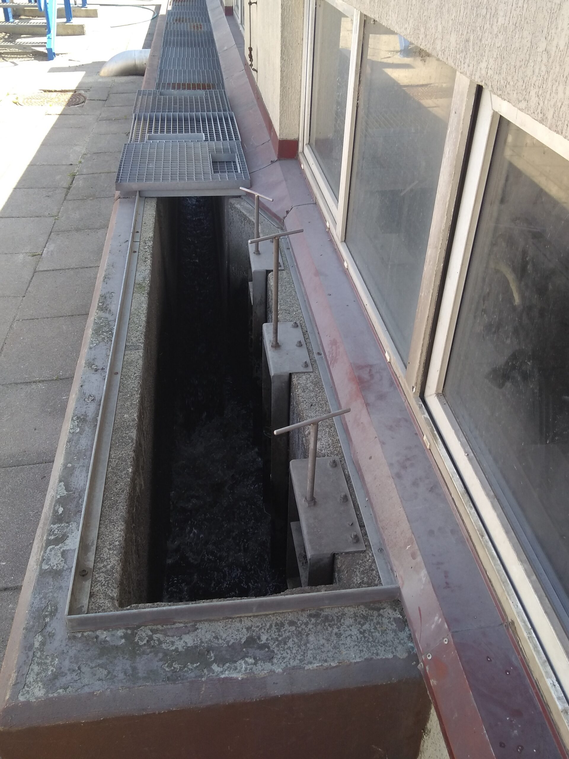 The sewage treatment plant (6): the sand trap – sewage going into the sand removal building