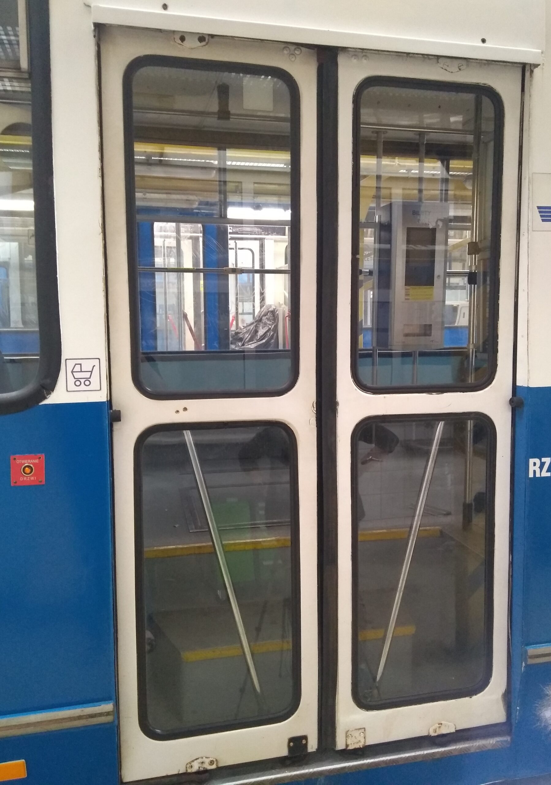 The 105N/Na tramcar – doors opening and closing
