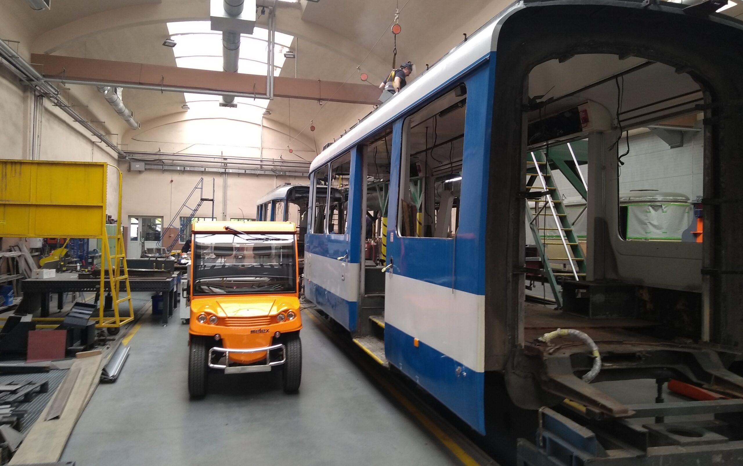 Work at the tram depot – tramcar overhaul