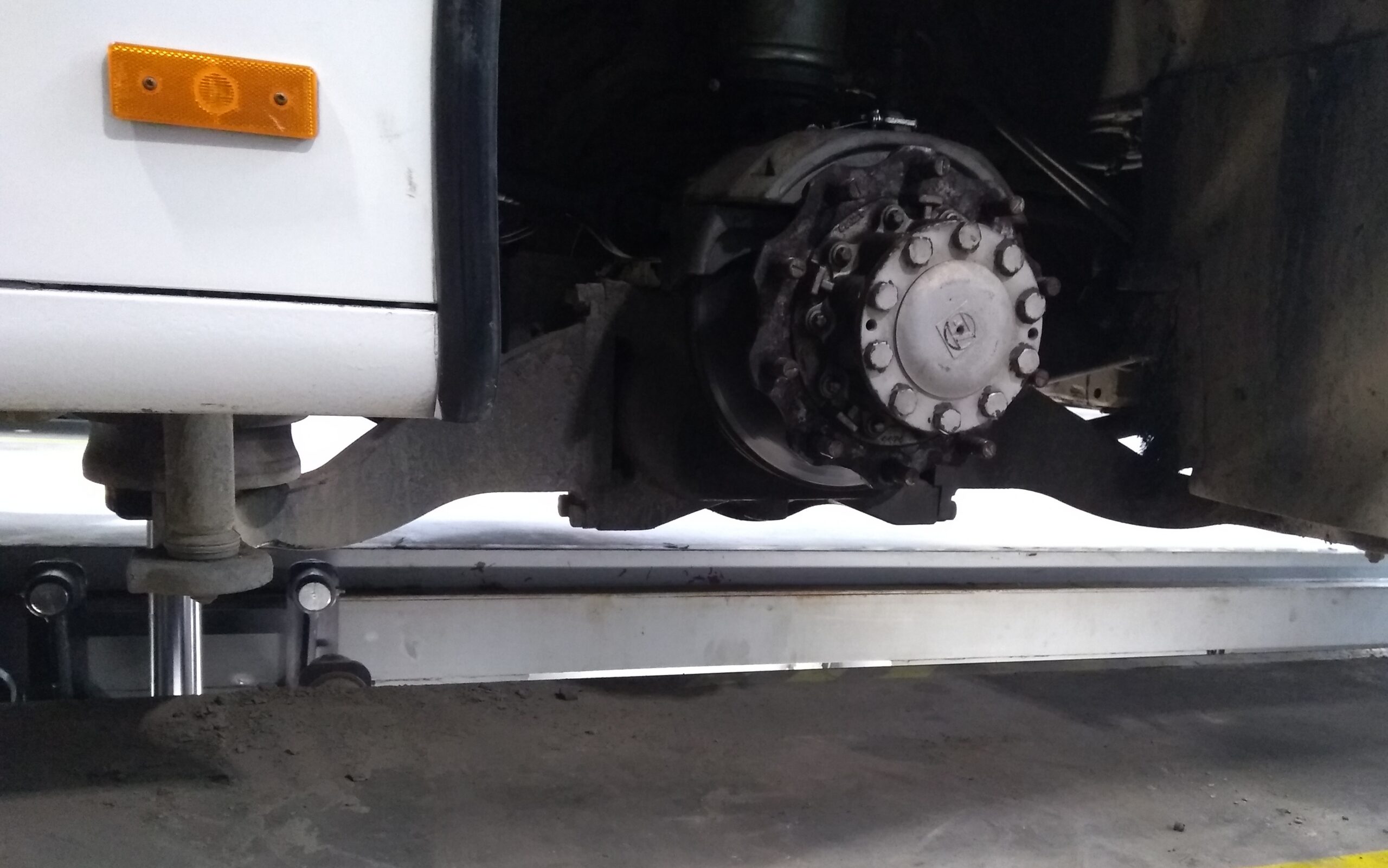 Wola Duchacka bus depot – a hydraulic lift