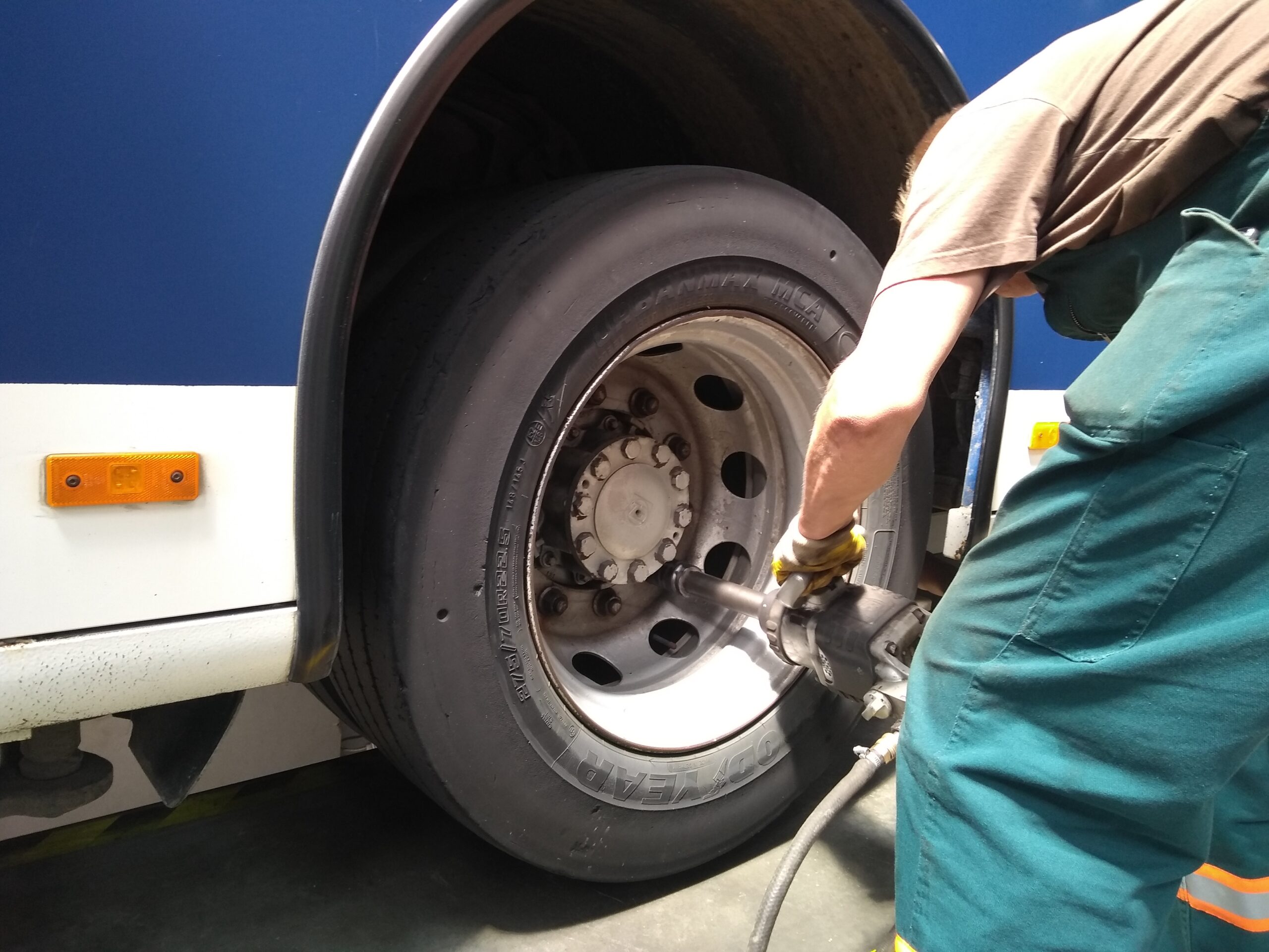 Wola Duchacka bus depot - tightening the wheel