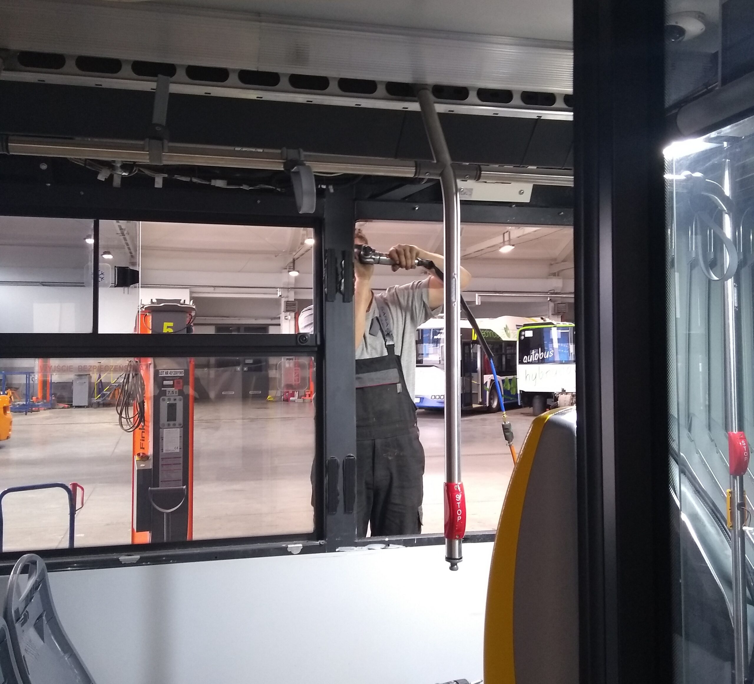Wola Duchacka bus depot - cutting out windows