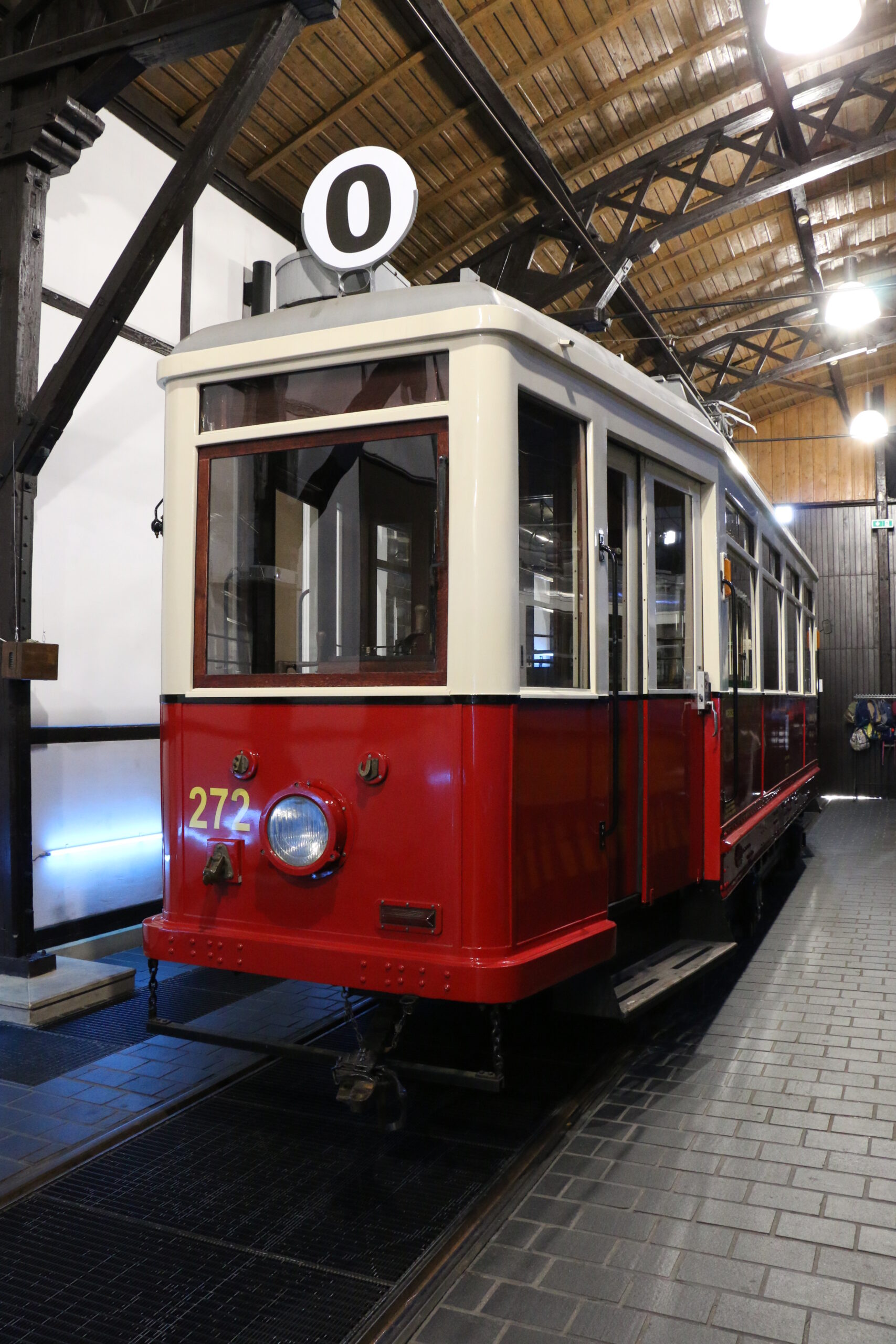 The Tw269 type tram, The Ring – the door (recorded from the outside)