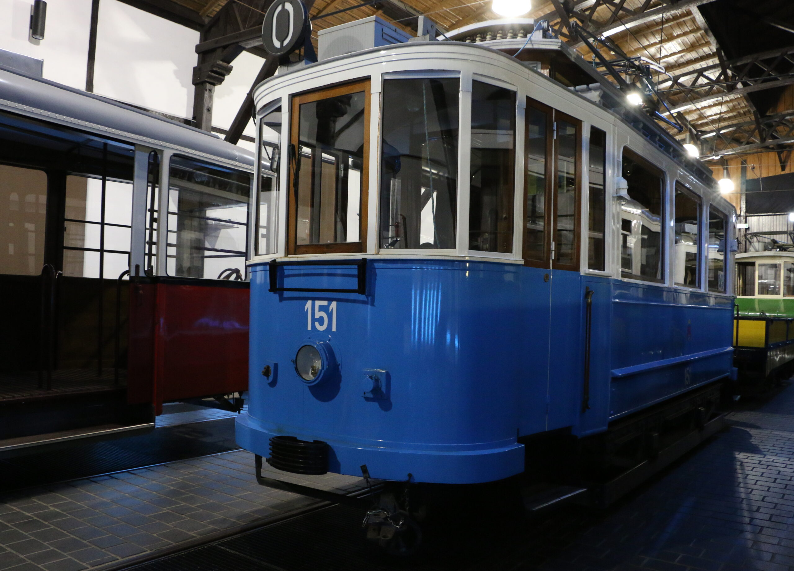 The SN4 tram – the door (recorded from the inside)