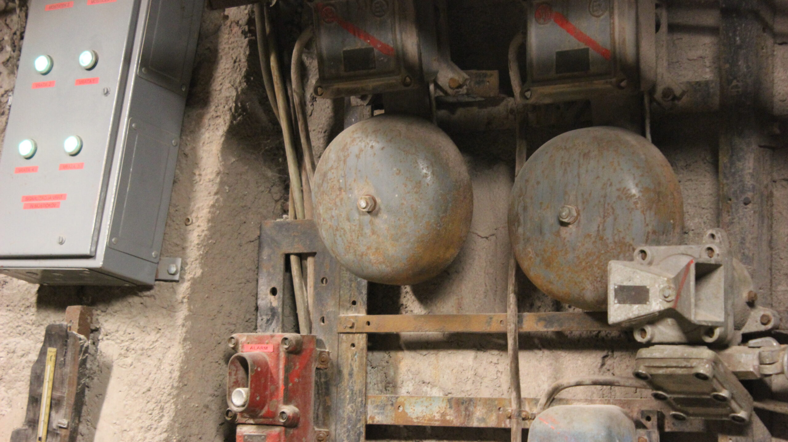 The Coal mining Museum of Slovenia, Signaling methods - Driving signal- a cage is on a higher level