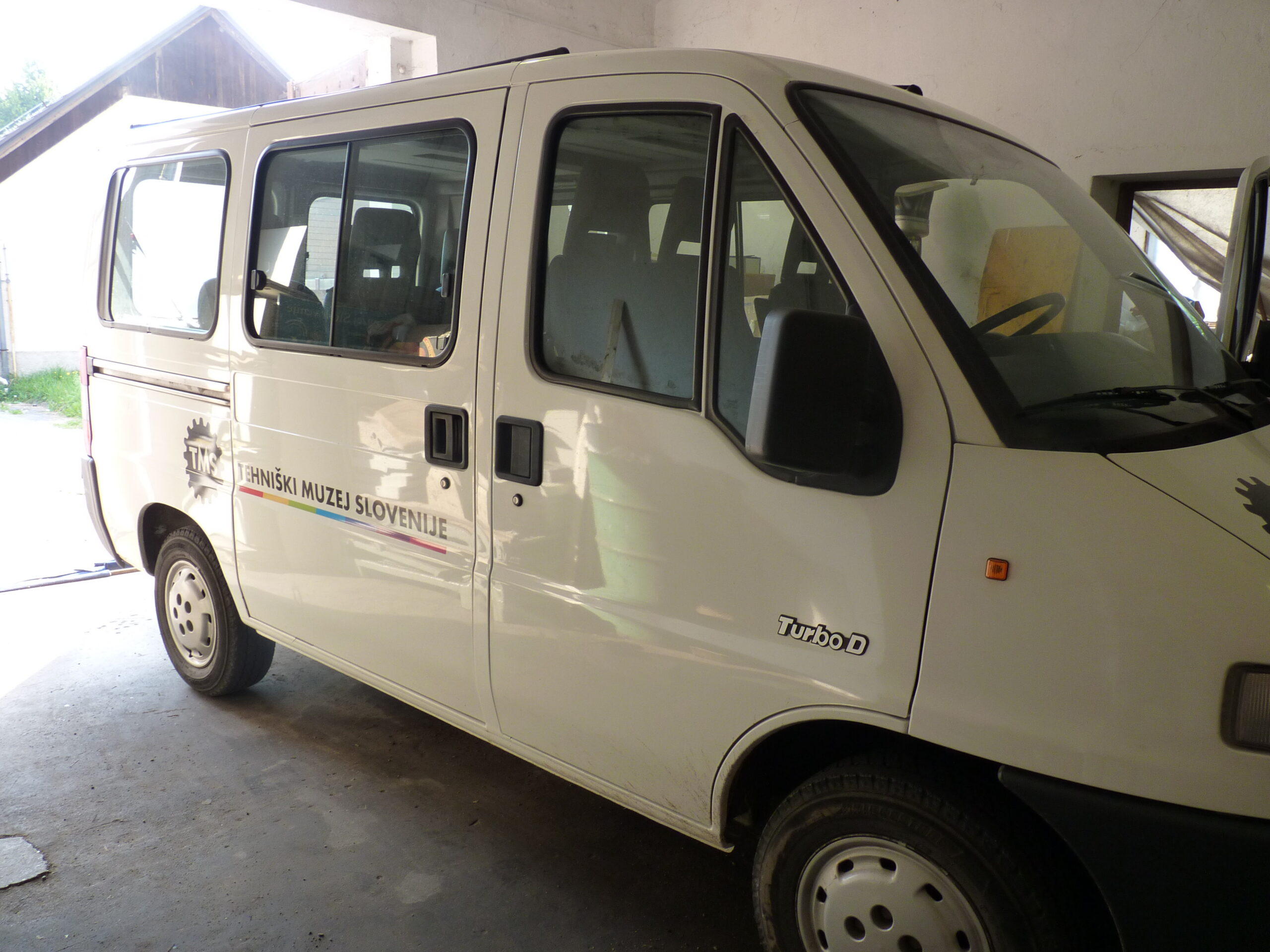 VAN PEUGEOT BOXER TURBO DIESEL – driver’s doors / opening and closing