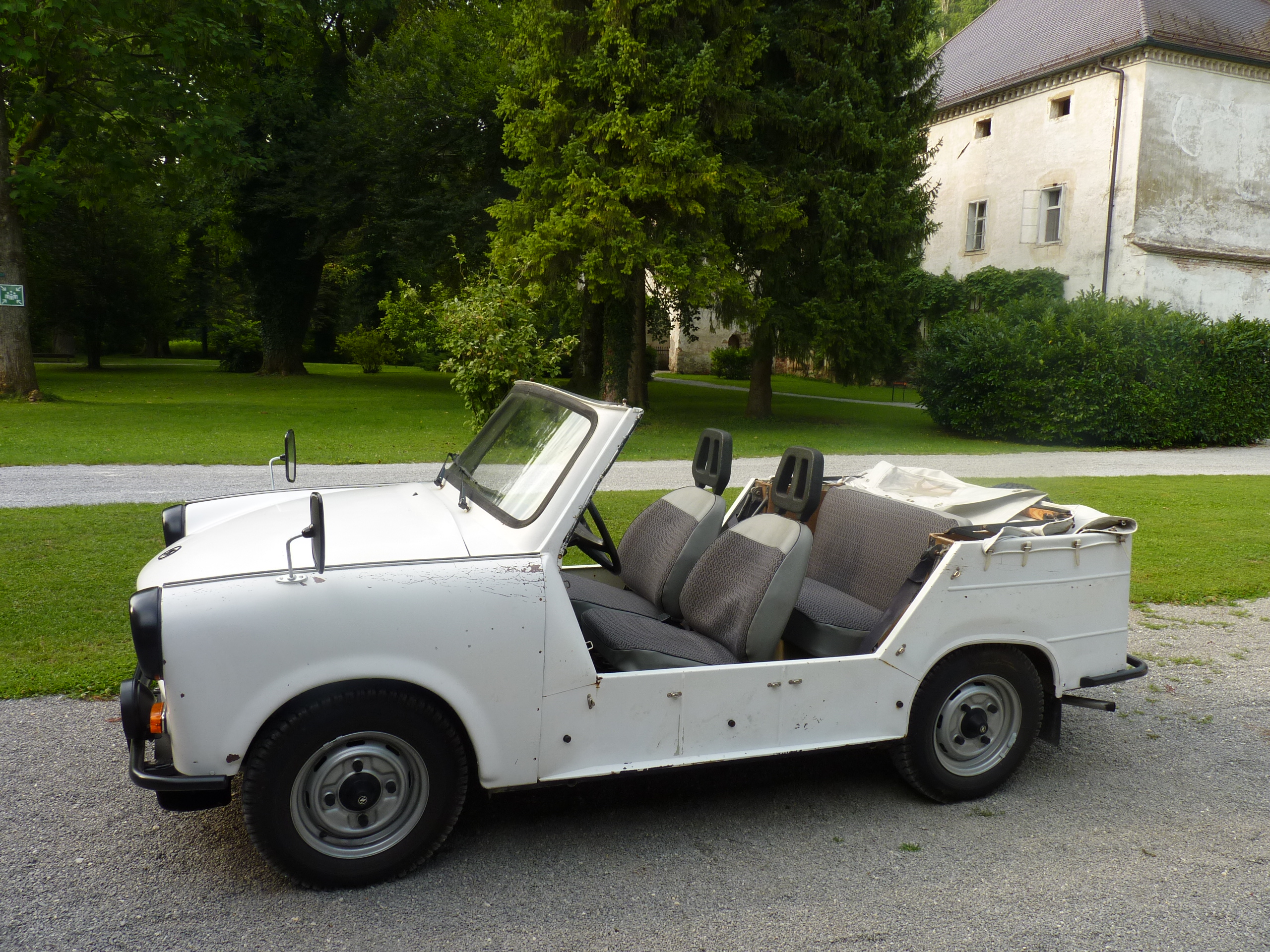 TRABANT 601 - TRAMP – engine starting