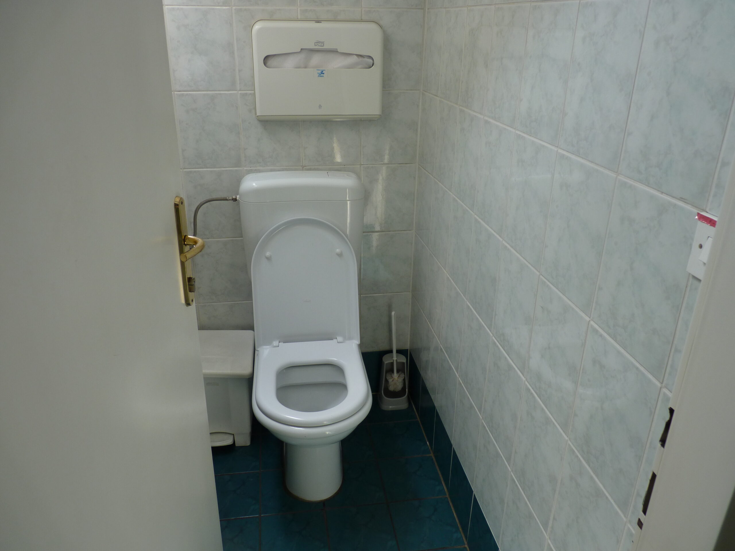 Toilet water tank – flushing