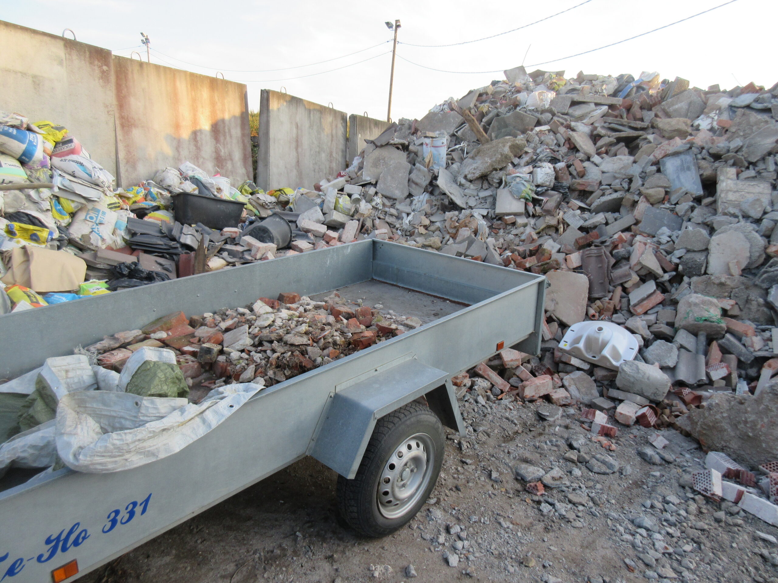 Sorting waste in Koukkujärvi landfill site - concrete, bricks and mortar