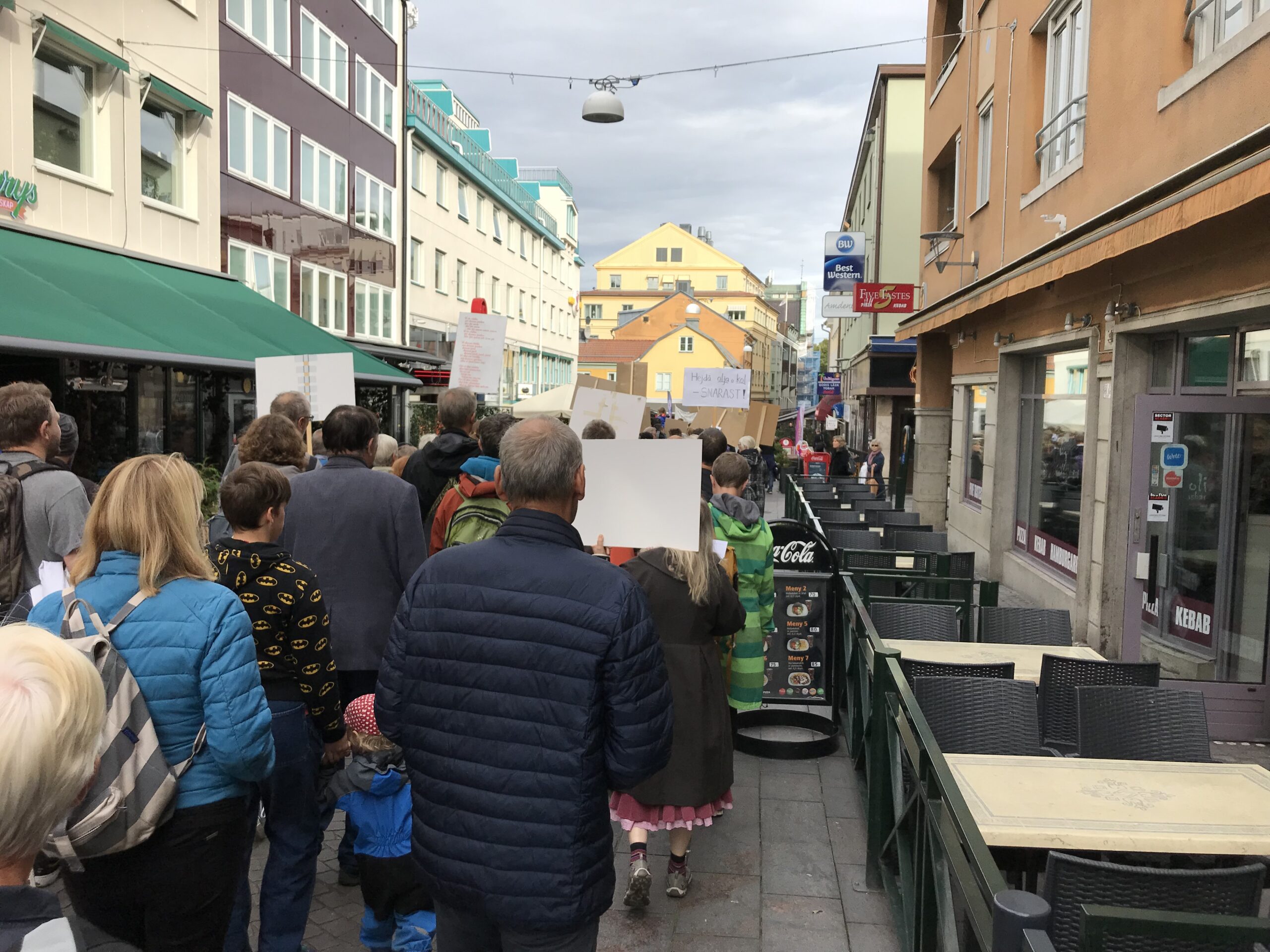 Global strike for future Linköping: Chanting slogans